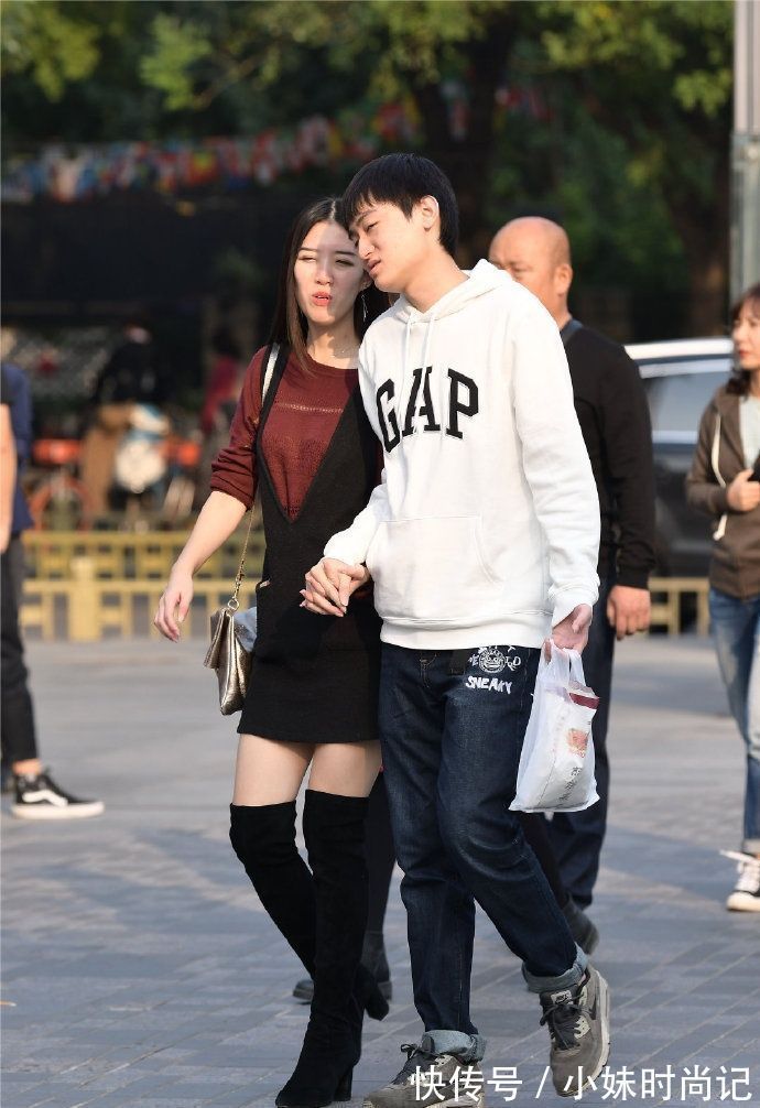 美女 街拍:美女黑色修身牛仔裤搭配黑色长靴,有层次感,显得非常漂亮