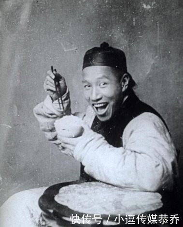 梅荫华|晚清充满生活气息的老照片,有人嬉笑有人光着上身