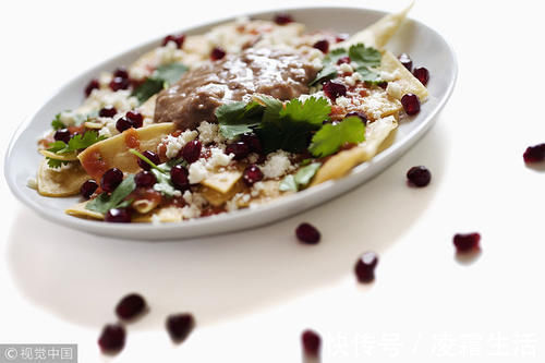 补钙|中年人如何远离骨质疏松？日常多吃这2种食物，或能如愿