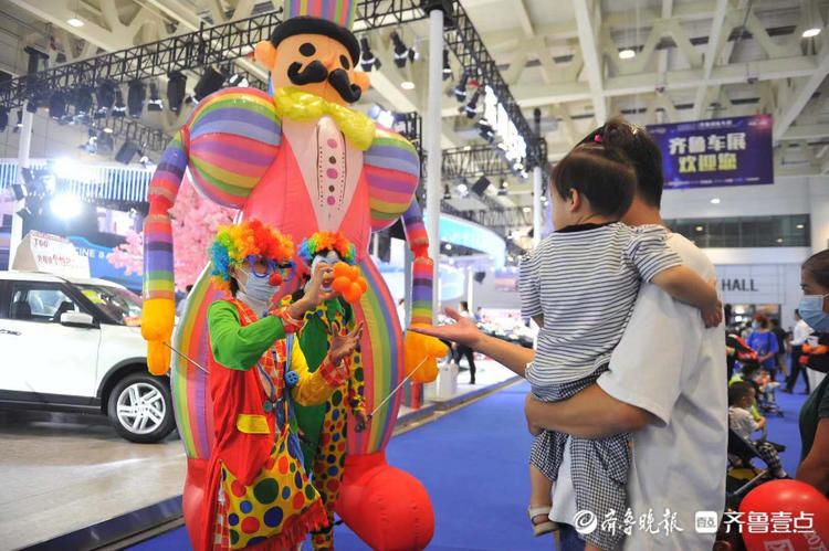 小丑|两三米的小丑见过吗？齐鲁车展上的小丑引来市民围观