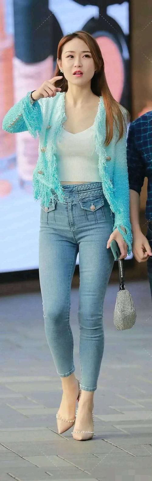 俊秀的美女，高腰牛仔裤配高跟鞋，穿出最美的身段