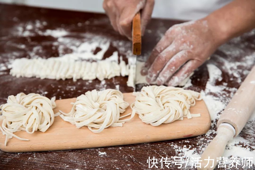 血糖生成指数|糖尿病患者到底能不能吃面条、粥类？若想稳定血糖，2种主食少吃