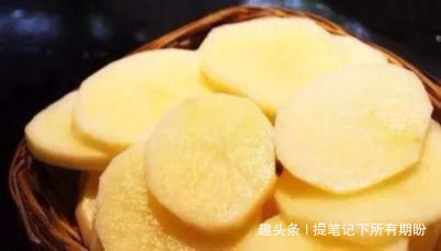 排毒养颜|女性不想大肚鼓鼓，常吃4种食物，清理肠胃，排毒养颜，甩掉肚腩