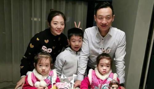 偏心|“偏心”的基因杨云的双胞胎女儿,一个清秀,一个兜齿