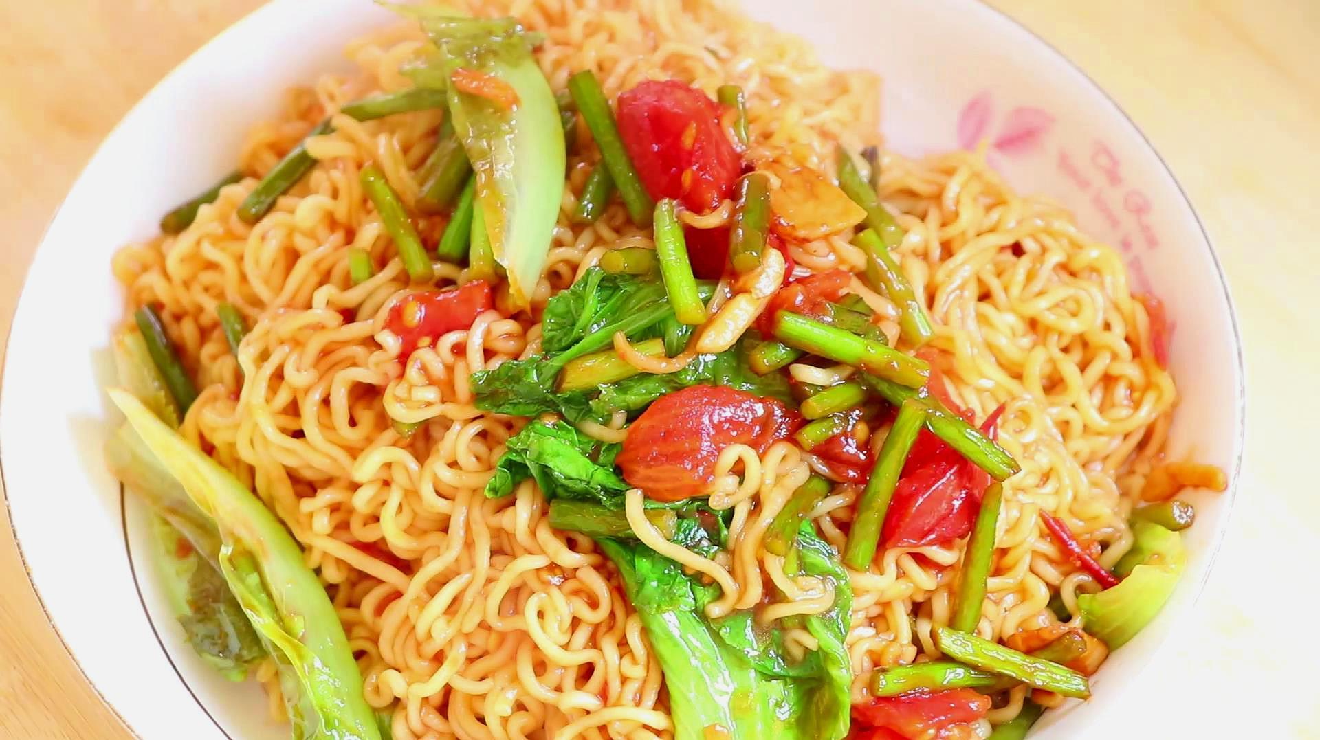 方便面|教你家常好吃的炒方便面,美味解馋,吃一次就让人念念不忘