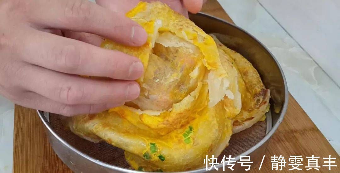 鸡蛋灌饼|吃早餐蛋糕的新方法,淋上蛋液,比手抓蛋糕简单,比鸡蛋灌饼好
