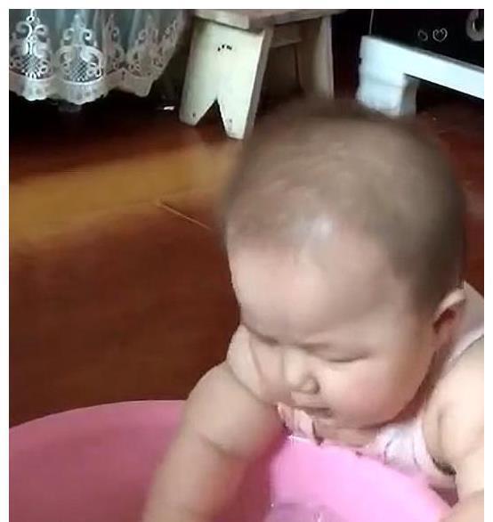 莲藕节|宝宝玩抓鱼能玩一整天，可亮点却是宝宝的手臂