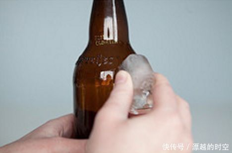 家里的啤酒瓶别扔,这样改造一下拿来养花,美丽实在又省钱