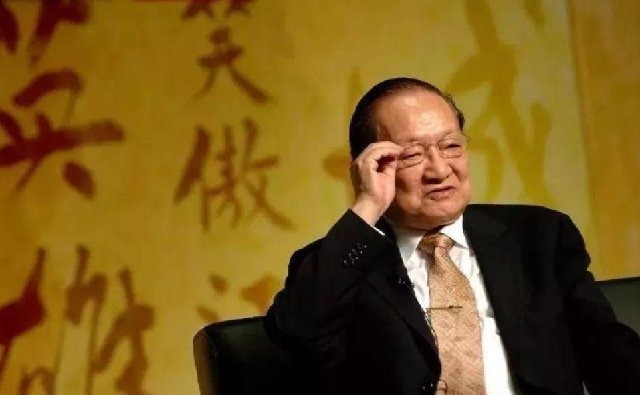 丁春秋&金庸去欧洲出差,倪匡代笔,于是《天龙八部》出现诸多诡异情节