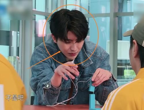 《奔跑吧9》回归,蔡徐坤被电击表情管理到位,钻被窝速度才叫绝