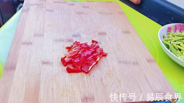 蒜苔不光能炒肉，还可以和鸡蛋一起炒，清脆爽口好吃又营养