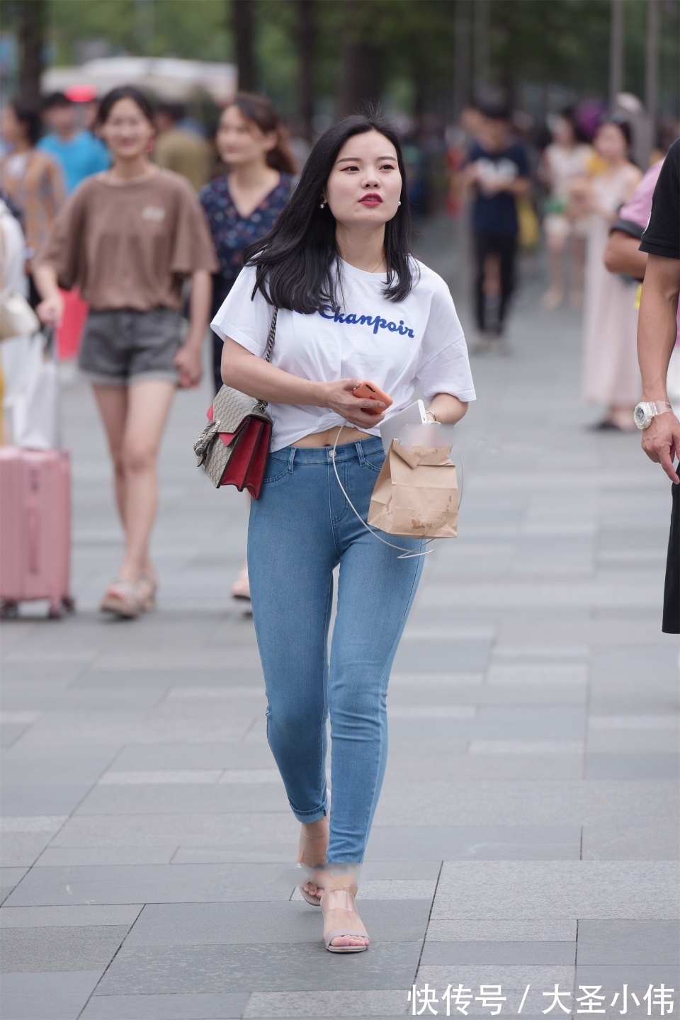 衣服|美女街拍:这位美女的纯情魅力不可抵挡,有一种岁月静好的感觉,撩人心弦