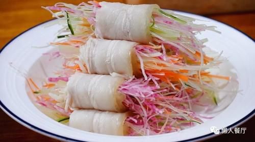 年夜饭的压轴菜，几样时蔬简单一切，用五花肉端上桌，看着就喜庆