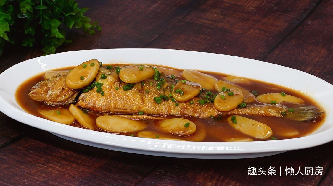 黄鱼怎么做好吃肚里塞上小葱下锅煎,加一块年糕煮,鱼肉鲜嫩