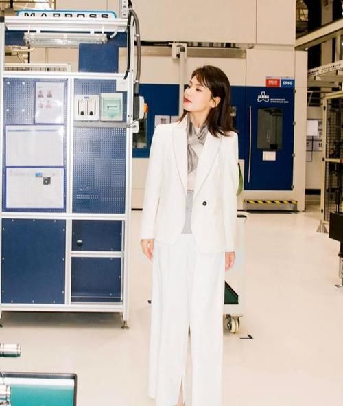 今年开春火了一种“高级穿法”，明星潮人都在穿，特别显气质！