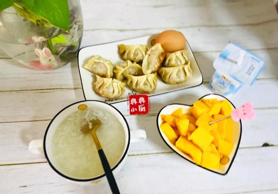 过年在家,不睡懒觉,早餐正常吃,新的一年身体棒棒的