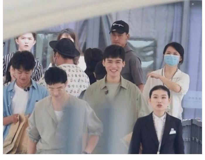 路透社|《中餐厅5》路透:丁真姚安娜去超市购物,姚安娜被是素人气质!