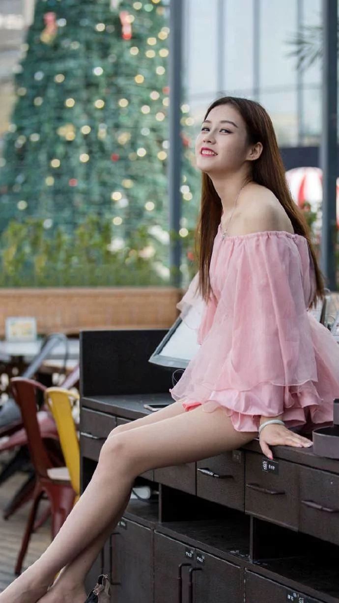 开衫|V领豹纹毛开衫的小姐姐,配黑色喇叭裤,凸显时尚之美