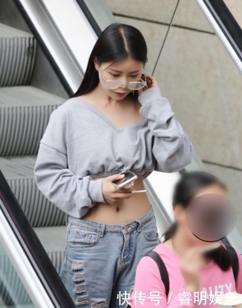 时尚性感美女,漏肩装惊艳四方,破洞牛仔裤也是大胆