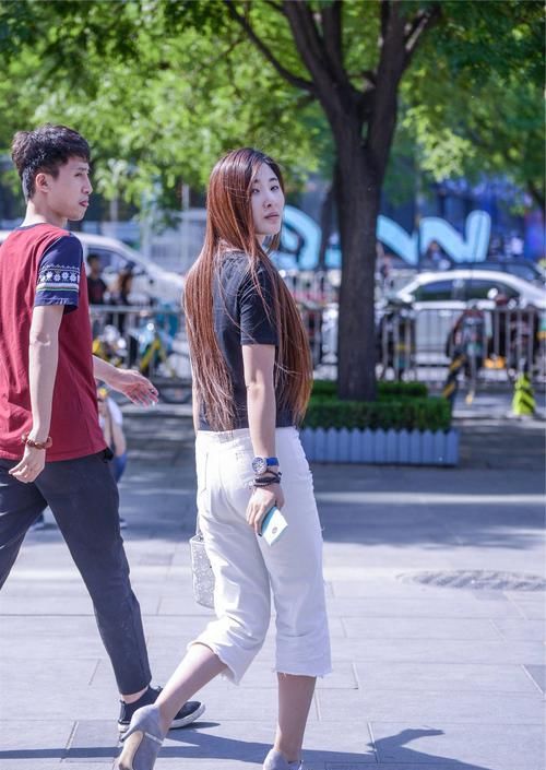 美女|小姐姐搭配一款白色的七分短裤,很好看