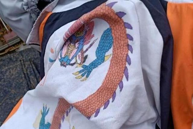 学生时代#学生“手绘校服”火了,理科生简单、文科生低调,美术生惊艳全场