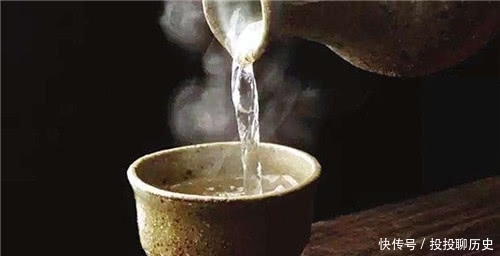 考古专家在古墓中发掘到一瓶千年老酒,大胆尝了尝,黯然说了两字