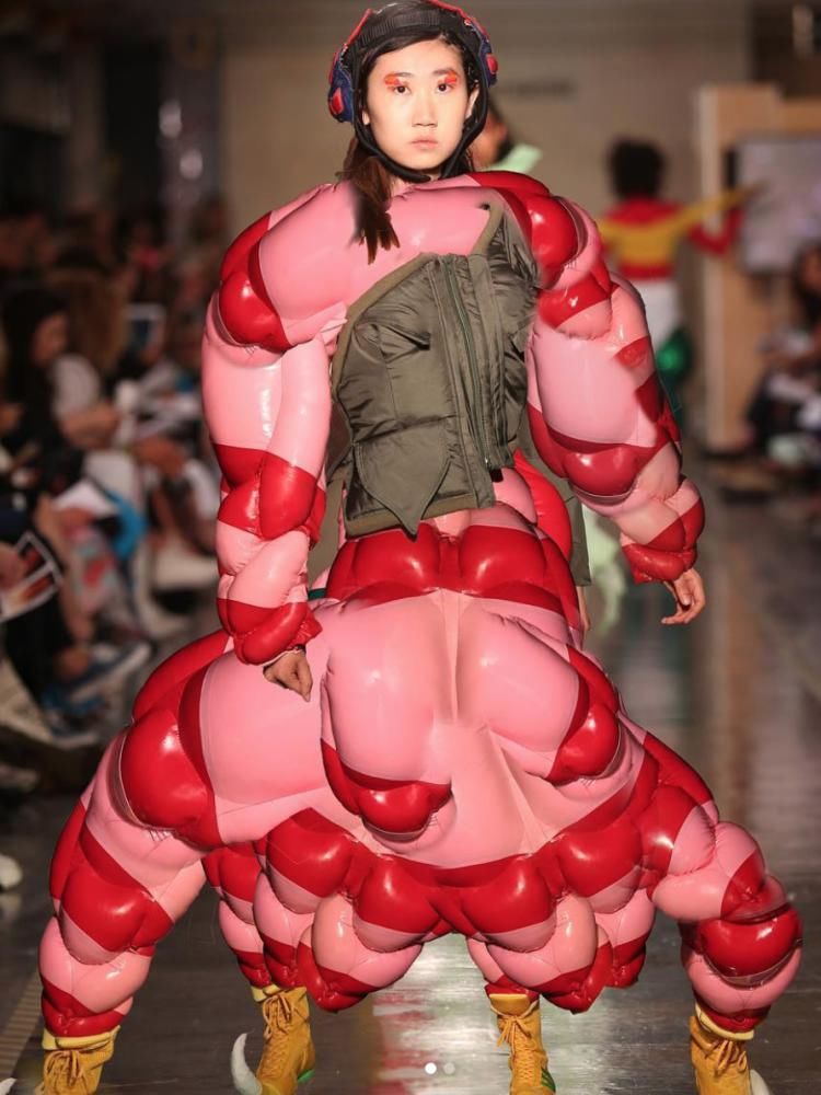 他把小时候偷看到的东西变成了今天的时尚