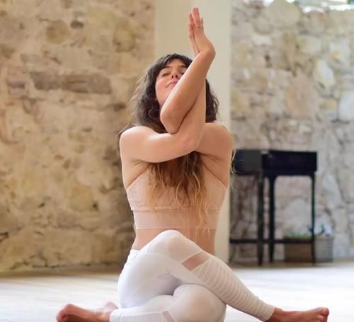 头部|美得独特又自信,瑜伽女人的蜕变,是从这些体式开始的