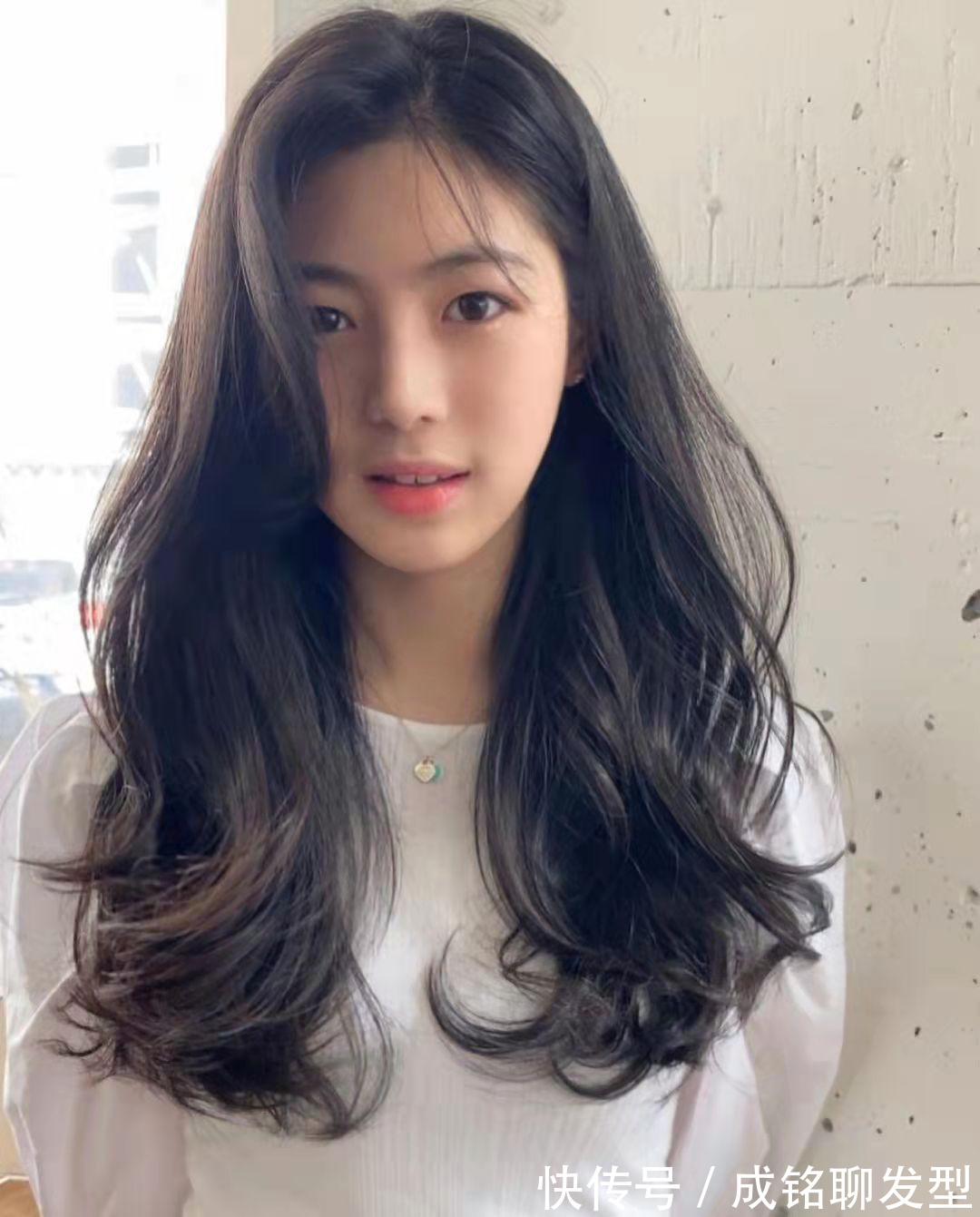 发根 颜值再高也扛不住头顶“趴”,显脸大又没气质,做发型蓬松是关键