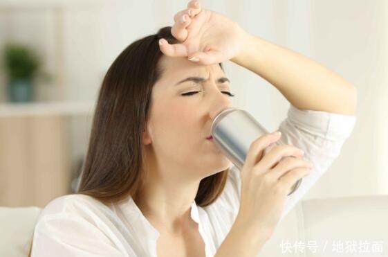 尿酸高小心痛风发作,喝水加它可防痛风,牢记这6点可保命