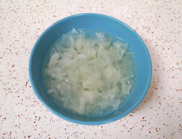 红薯除了蒸煮外,还可以搓成小圆子,加点银耳,好喝的甜品汤