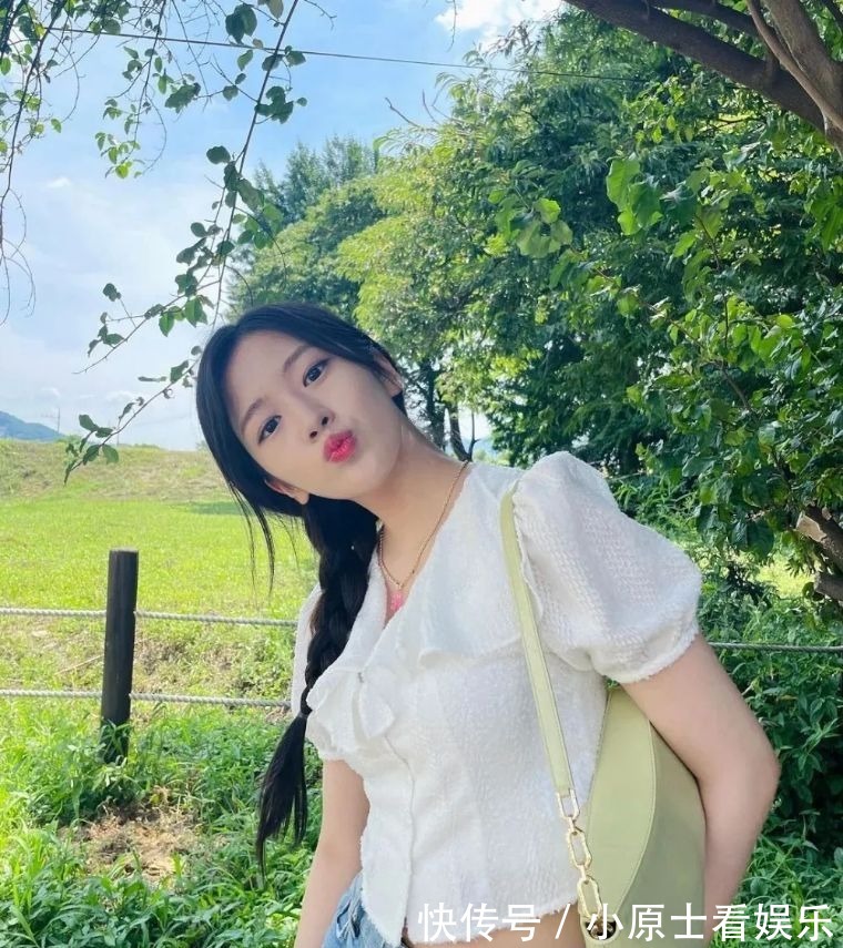 街拍|今秋热门编发造型,给时尚穿搭注入阳光感