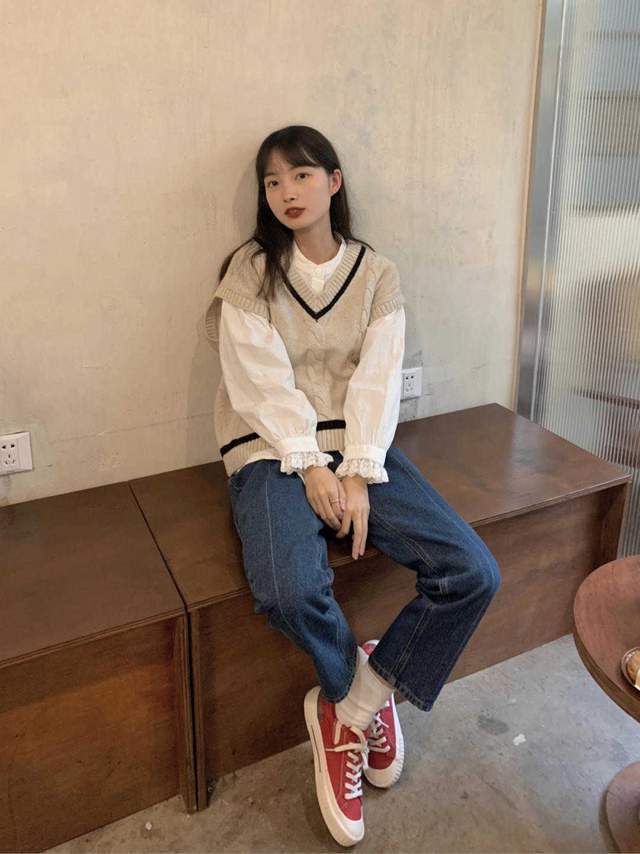 马甲|毛衣马甲背心穿搭指南,泡泡袖衬衫+牛仔裤,怎么看都显得很洋气