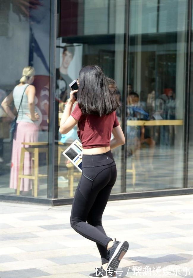 时尚 运动款式的瑜伽裤，年轻的姑娘更喜欢运动健身，秀出自信好身材