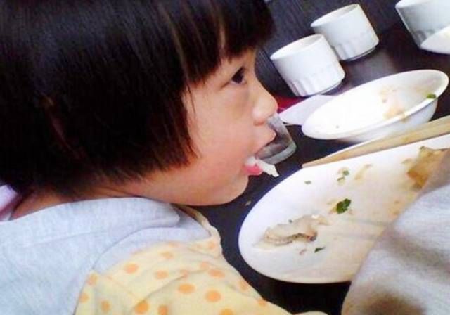 馒头|宝宝吃鱼被鱼刺卡喉,妈妈1分钟急救措施,医生听完竖拇指夸赞