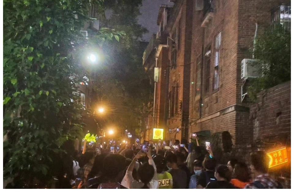 叫嚣声|大湾区哥哥广州行被控扰民？凌晨高歌粉丝堵死交通