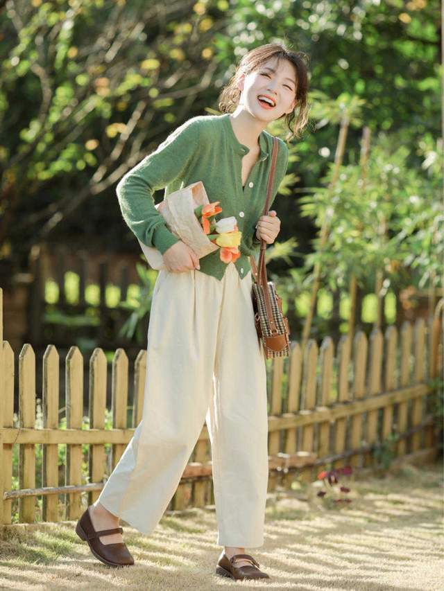 阔腿裤|复古风穿搭技巧,绿色针织开衫搭配阔腿裤甜美俏皮,简约又好看