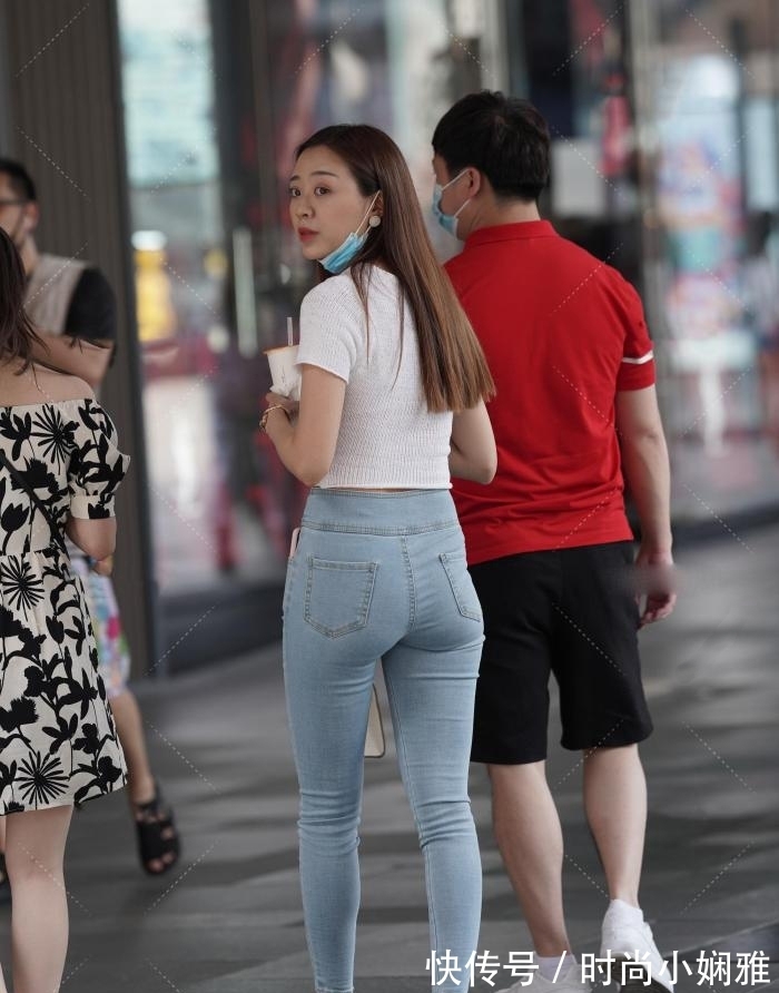 牛仔裙|牛仔裤or牛仔裙，用心穿搭的女生，都展现出了专属的美