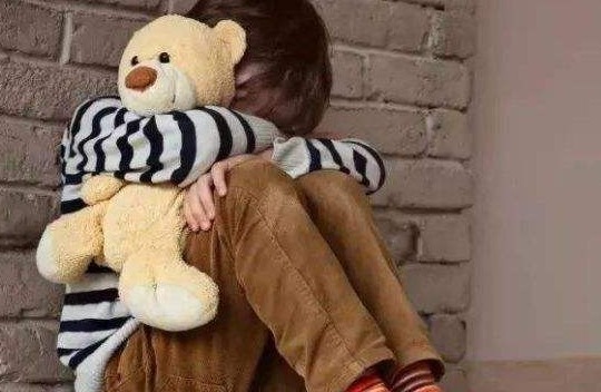 孩子|当发现女儿偷偷夹腿时,两位妈妈的处理方式,让女儿走向不同人生