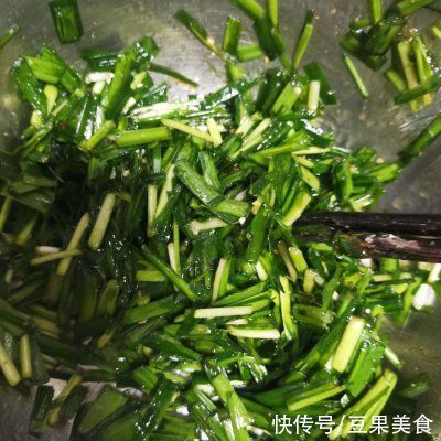 金黄带|简单懒人菜韭菜鸡蛋饼，打败周一综合征