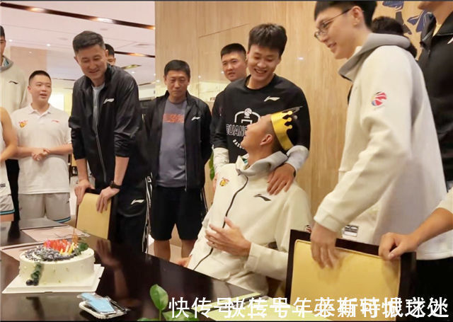 赵睿|易建联庆生太逗!赵睿想拿蛋糕偷袭,阿联转身:干嘛?黑睿就怂了