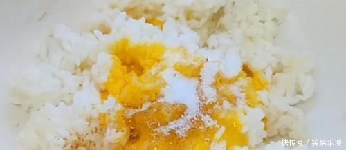 搅拌均匀|剩米饭里加1个鸡蛋，不用蒸不用炒，一擀一切，出锅孩子就抢吃光
