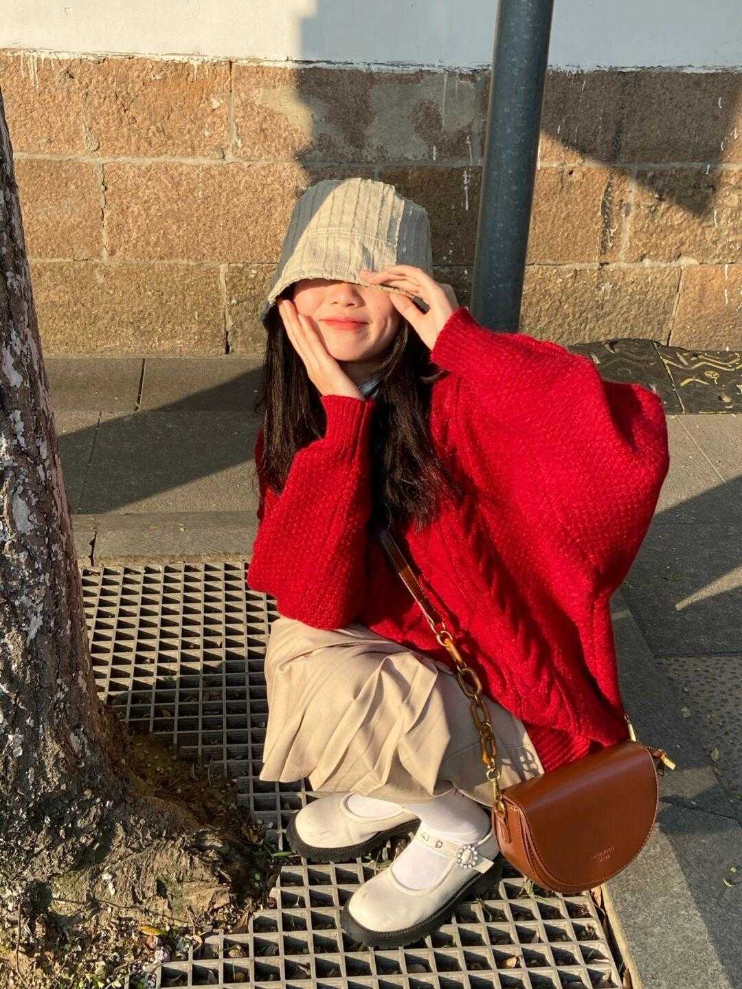 穿搭|今年流行红色毛衣,搭配半裙,裤子都气质,简约还高级