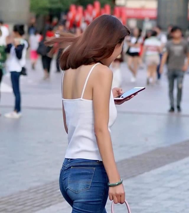 身姿|街拍美女身姿高挑,笑容甜美的气质姐姐,让人眼前一亮耳目一新