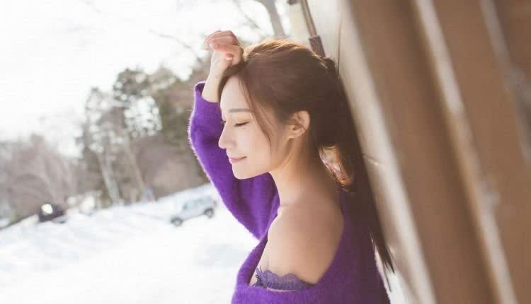 性感|小姐姐爱穿露肩毛衣, 秀出性感锁骨, 魅力迷人