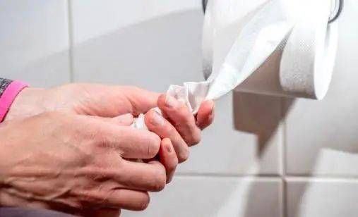 老王|60岁老人,查出肠癌晚期,医药费每天一万,家属无奈放弃治疗