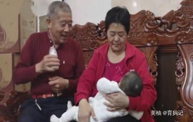 小区|小区遛娃,46岁妈妈遇到46岁奶奶,年龄相同差距却不止一点点