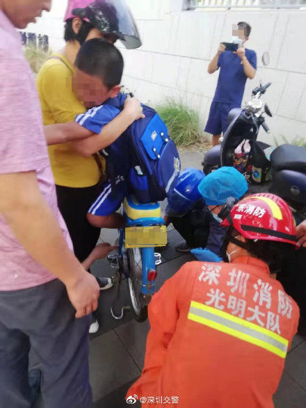 车轮|小学生脚部被车轮夹住 交警联合消防及时出手相助