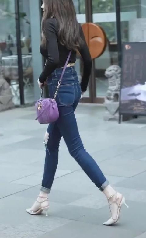 这个靓姐穿8cm高的“吸盘鞋”,双腿迈开1米,是怎么做到的