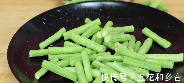 不管炒什么肉，都别直接下锅，大厨教你正确做法，出锅鲜嫩无腥味！